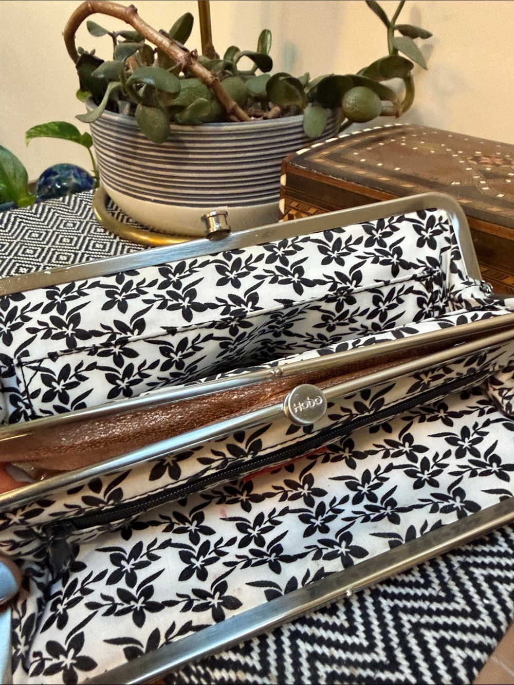 Hobo Lauren Metallic Rose Gold Clutch Bag. Genuine Leather. - Picture 9 of 14